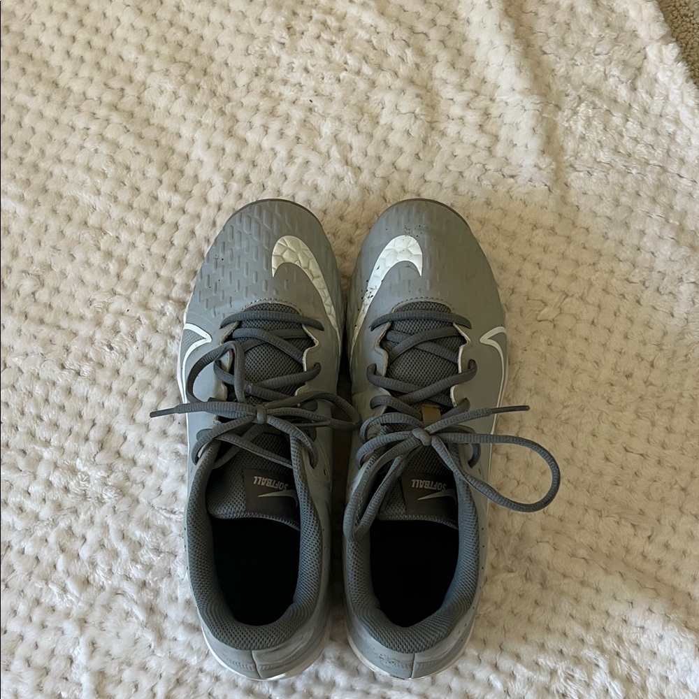 Nike Gray and White Sports Cleats - Picture 3 of 4